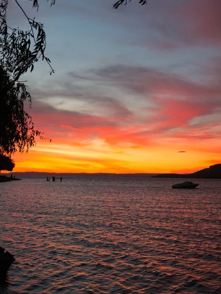 Úžasný západ slunce na březích jezera Ranco, ve vesnici lli — Stock fotografie