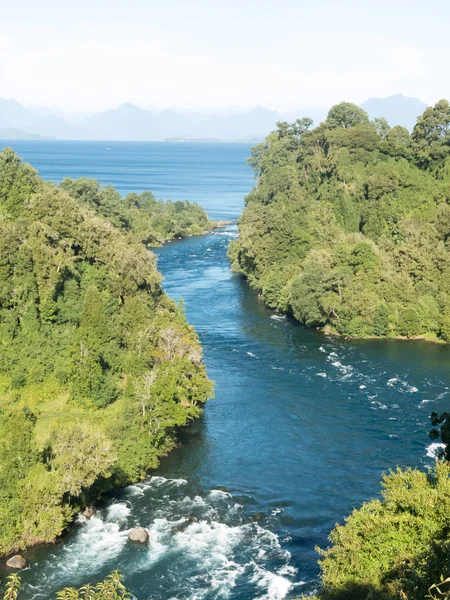 Nacimiento del Río Bueno, dejando el Lago Ranco. En la región de Los — Foto de Stock