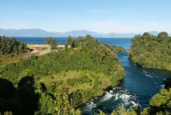 Birth of the Rio Bueno, leaving Lake Ranco, the third largest lake in Chile. In the background, the Andes mountain range. In the region of Los Rios, in Araucana or Patagonia, Chilean Andes. South of Chile. — Stock Photo, Image