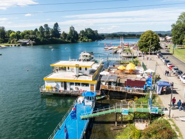 D Gölü'nde Calle-Calle Nehri boyunca Valdivia rıhtımı