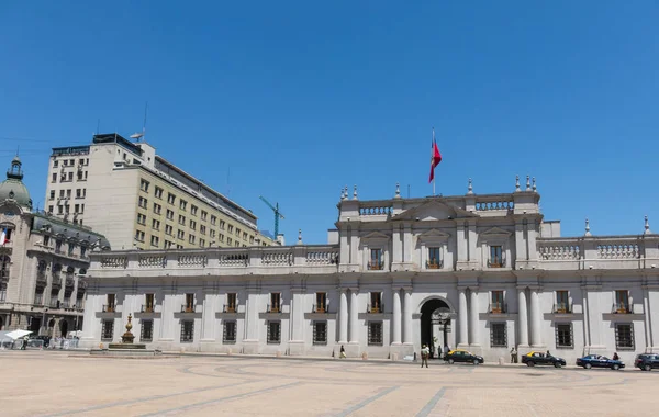 Pohled na prezidentský palác, známý jako La Moneda, v Santiagu — Stock fotografie