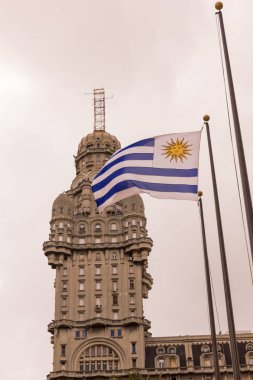 Palacio Salvo ve Uruguay bayrağı, bağımsızlık sq içinde