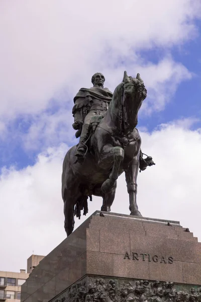 Statua equestre del Generale Artigas in Plaza Independencia, lun — Foto Stock