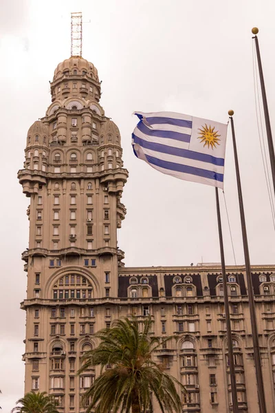 The Palacio Salvo and the Uruguayan flag, in the independence sq — Stock Photo, Image