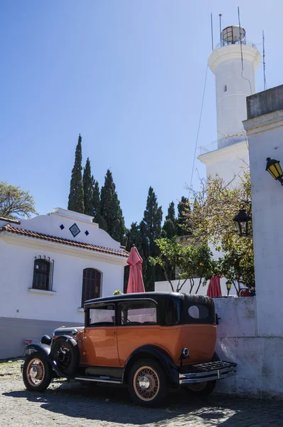 Obsolete car, in front of the lighthouse of Colonia del Sacramen — Stock Photo, Image