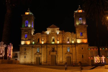 Bogota Primada Katedrali P çerçevesinde duruyor