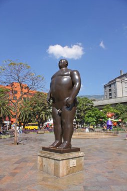 Botero meydanında 'Adan' heykeli, Medellin, Kolombiya. Başlattı