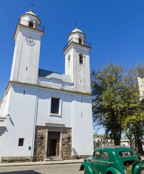 Coche verde y obsoleto, frente a la iglesia de Colonia del Sa — Foto de Stock