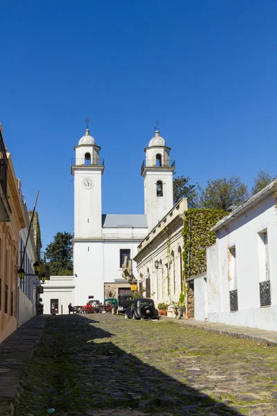 Zastaralá auta, před kostelem Kolonia Del Sacramento, — Stock fotografie