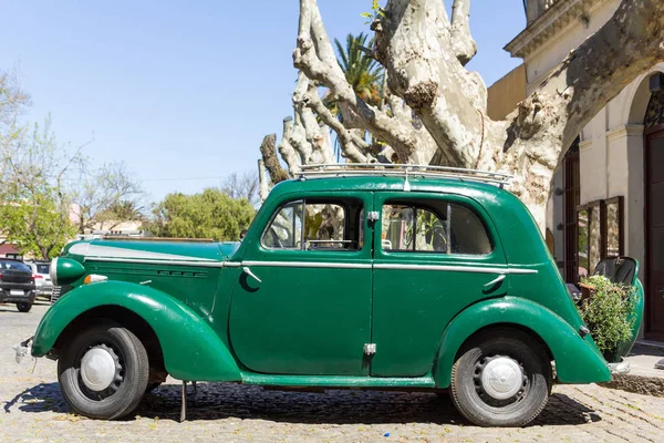 Green and obsolete car on one of the cobblestone streets, in the — Stock Photo, Image