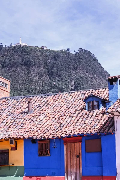 Domečky z koloniálního stylu. La Candelaria, Bogota. Modrý dům v — Stock fotografie