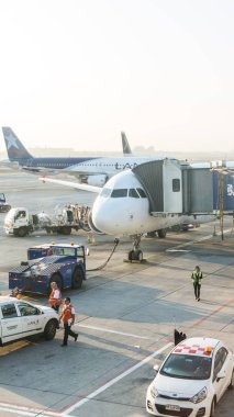 Santiago de Chile Uluslararası Havaalanı'nda bir uçak. Arturo Me