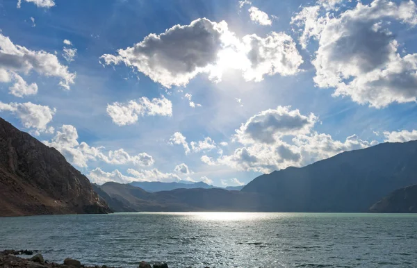 Puesta de sol en el lago de Yeso. Cañón Maipo. Santiago de Chile provincia — Foto de Stock