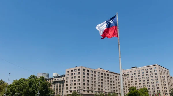 Chilenen gehen in der Nähe der Riesenfahne auf der avenida la alameda mit — Stockfoto