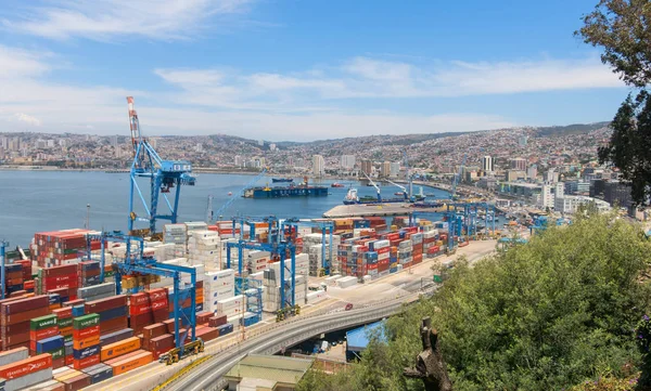 Zaneprázdněn nákladní přístav v Jižní Americe v Valparaiso, Chile. To — Stock fotografie