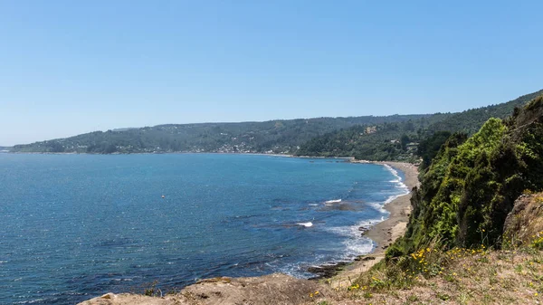 Amantes de la playa frente al Océano Pacífico desde el fuerte de Niebla vi —  Fotos de Stock