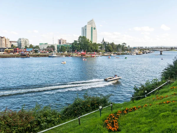 Valdivia vízpartja a D-tóban, a Calle-Calle folyó mentén — Stock Fotó