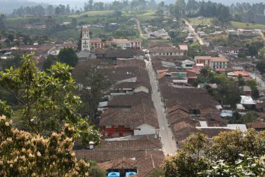 Cocora Doğal Parkı yakınlarındaki Quindio kahve bölgesindeki küçük bir And köyü olan Salento 'nun hava manzarası. And Dağları 'nın. Kolombiya.