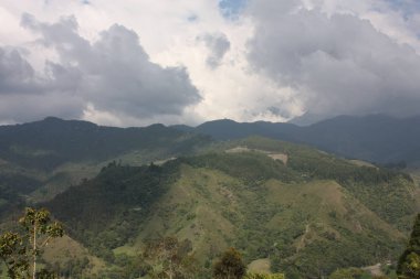 Küçük And ve kahve kasabasını çevreleyen And dağları 