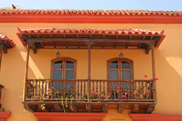 殖民地房屋的细节。典型的阳台。西班牙殖民时期 — 图库照片