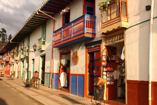 Δρόμοι με όμορφα αποικιακά σπίτια, ζωγραφισμένα με φωτεινό Colo — Φωτογραφία Αρχείου