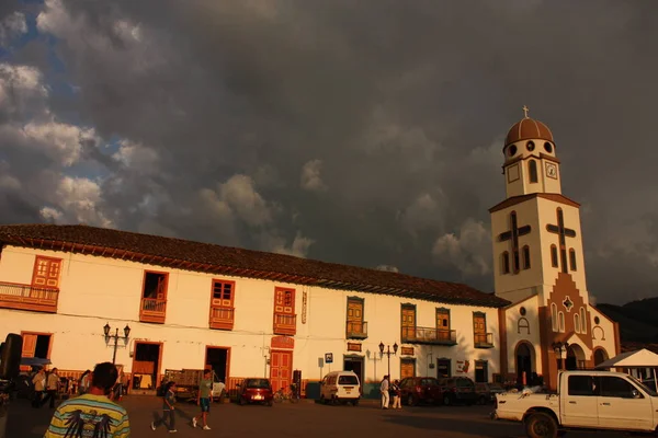 Praça principal da pequena cidade andina de Salento, no café r — Fotografia de Stock