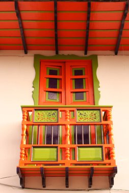 Güzel sömürge evleri, parlak renklerle boyanmış, st