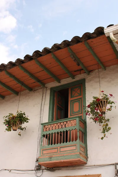 Beautiful colonial houses, painted with bright colors, in the st — Stock Photo, Image