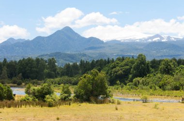 Panoramik Villarica Milli Parkı, Conaripe, Panguipulli, Villarica yanardağ bulutlar ile kaplı. Los Rios Bölgesi, Araucania veya Patagonya, Şili Andes.