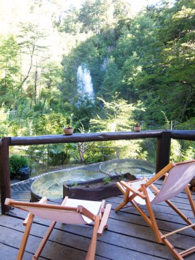 Conaripe, Panguipulli 'deki doğal ve volkanik kaplıcalarda, Villarica Ulusal Parkı' nın ortasında. Los Rios Bölgesi, Araucania veya Patagonya, Şili And Dağları.