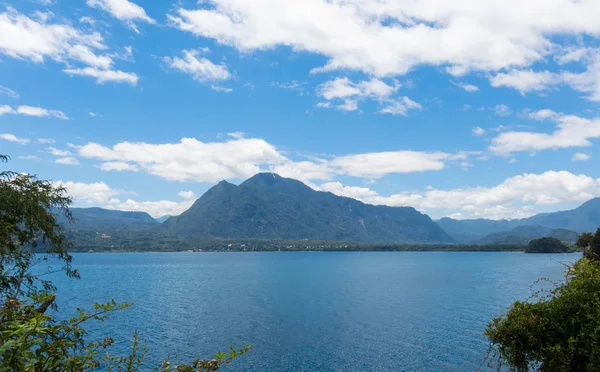Het meer Calafquen, dat de grens tussen de regio Araucanië en los Rios uitstrait. Het is een van de zeven meren. Patagonië Chili — Stockfoto