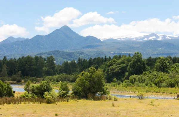 Panoramisch Villarica Nationaal Park, in Conaripe, Panguipulli, met de Villarica vulkaan bedekt door de wolken. Regio Los Rios, in Araucanië of Patagonië, Chileense Andes. — Stockfoto