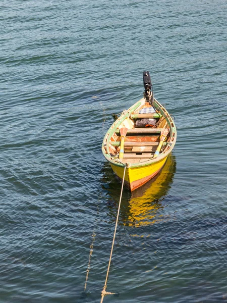Pequeños barcos pesqueros, amarrados en la costa del río Valdivia, en la localidad de Corral. Chile es una potencia en la pesca extractiva en el mundo. Valdivia, Región del Río, sur de Chile . —  Fotos de Stock