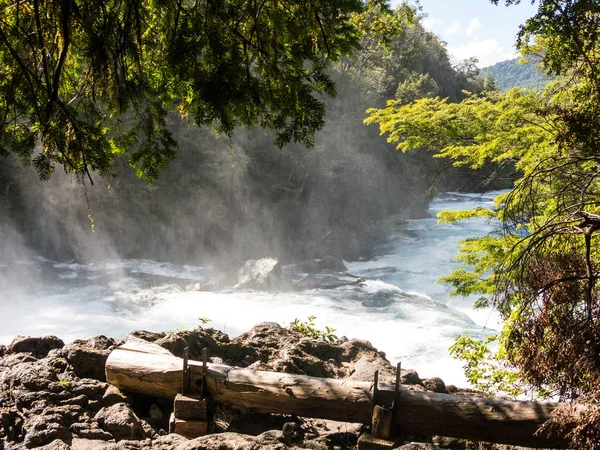 Cascata La Leona nel fiume Fuy, cascata alta 10 metri, nella Riserva Biologica Huilo Huilo, Panguipulli, Regione di Rios, Cile meridionale — Foto Stock