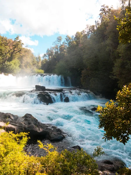 Waterfall La Leona of Fuy river, cascade 10 meters high, in the Huilo Huilo Biological Reserve, Panguipulli, Rios Region, southern Chile — Stock Photo, Image