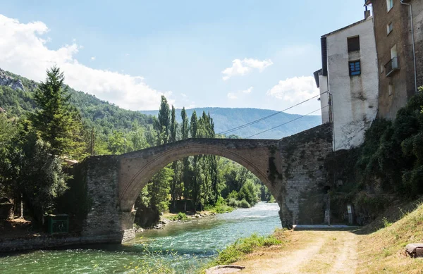 Романский мост с одной аркой, в Gerri de la Sal, на — стоковое фото