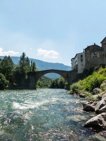 Tek kemerli Romanesk köprü, Gerri de la Sal, üzerinde