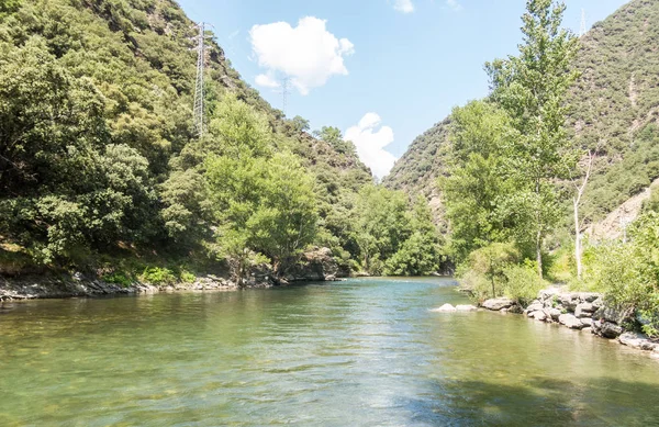 Natürliches panorama des flusses noguera pallaresa mit starkem curr — Stockfoto