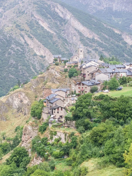 Panorama del pequeño pueblo medieval de Tirvis, en la provincia —  Fotos de Stock