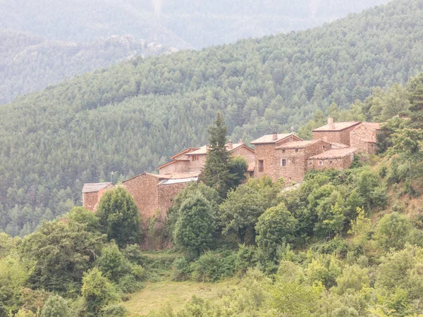 Panoramisch uitzicht op het berggebied Alt Urgell en het dorp — Stockfoto