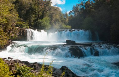 Şelale La Leona del Rios Fuy, Şili 'nin güneyindeki Huilo Huilo Biyolojik Rezervi, Panguipulli, Rios Bölgesi' nde 10 metre yüksekliğinde şelale.