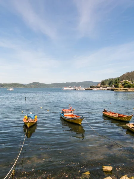 Små fiskebåtar, förtöjd vid kusten av floden Valdivia, — Stockfoto