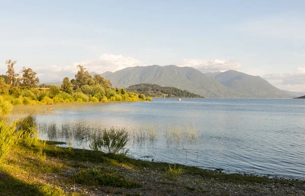 Serene panorama van de kalme wateren van Panguipulli Lake, van de — Stockfoto