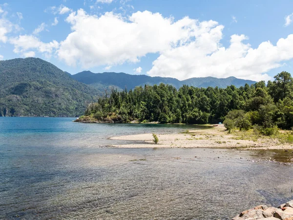 Fridfull panoramautsikt över det lugna vattnet i sjön Panguipulli, från — Stockfoto