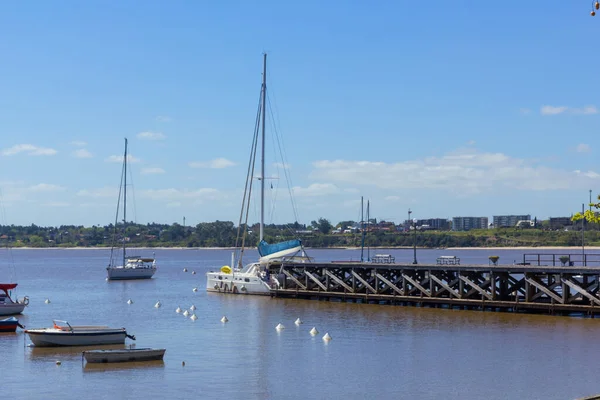 Boats anchored in the port of the city of Colonia del Sacramento — Stock Photo, Image