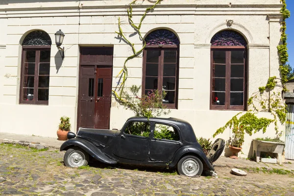 Schwarzes und veraltetes Auto auf einer der Kopfsteinpflasterstraßen, in der — Stockfoto