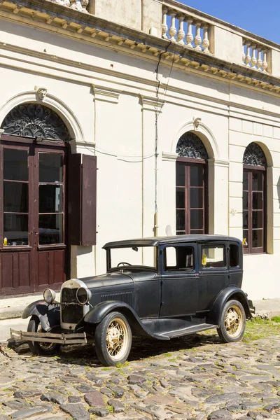 Black and obsolete car on one of the cobblestone streets, in the — Stock Photo, Image