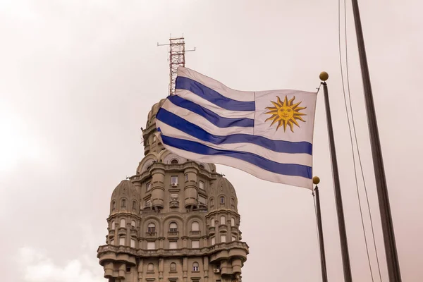 Der palacio salvo und die uruguayische Flagge auf dem Unabhängigkeitsplatz — Stockfoto