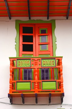 Güzel sömürge evleri, parlak renklerle boyanmış, st