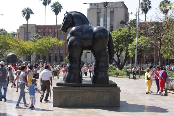 Socha "koně" na Boterově náměstí, Medellin, Kolumbie. Spustit — Stock fotografie